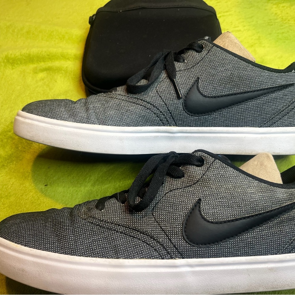 NIKE SB Check Solarsoft Canvas size 10 like new.. $48